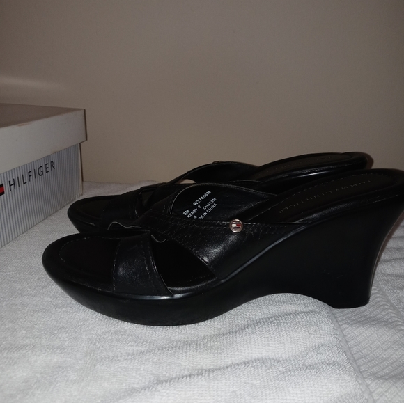 TOMMY HILFIGER Kerry 2 Open Toe Wedge Slides. Great condition. Very little wear. - Picture 3 of 5